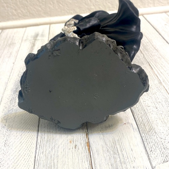 Skeleton Holding Hat in Wind - Picture 7 of 8